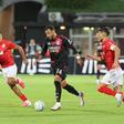 Pavlidis conduz a bola - Foto: Benfica