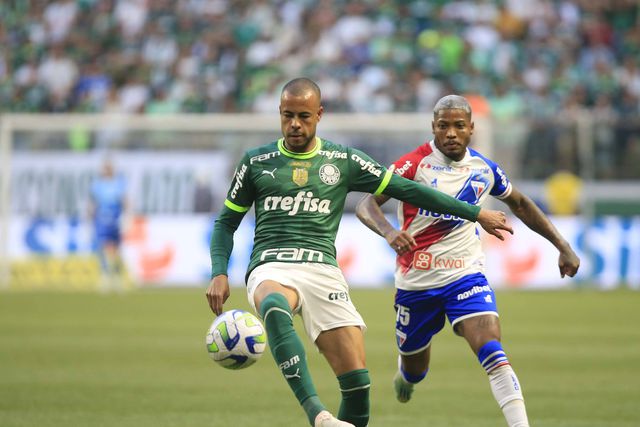 Palmeiras empata em Fortaleza reduzido a 10 e é líder pela diferença de golos