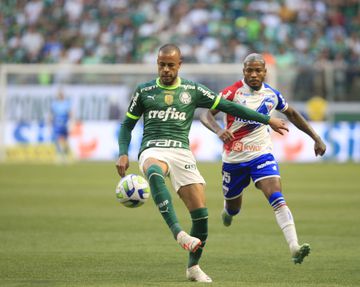 Palmeiras empata em Fortaleza reduzido a 10 e é líder pela diferença de golos