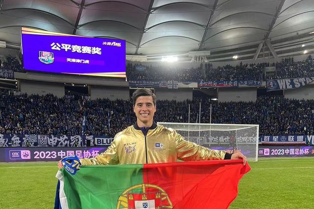 João Teixeira mostra a bandeira portuguesa na vitória da Taça da China