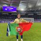 João Teixeira mostra a bandeira portuguesa na vitória da Taça da China