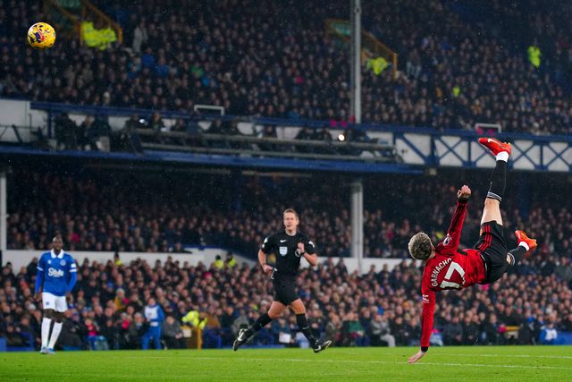 Garnacho compara-se ao ídolo Ronaldo após golo de bicicleta