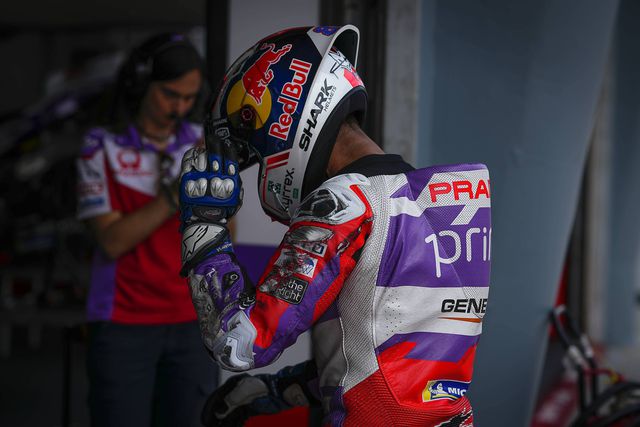 Vídeo: o acidente que arrumou a decisão do título de Moto GP