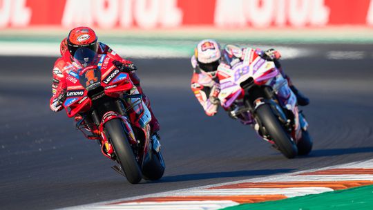 Francesco Bagnaia é bicampeão mundial após queda de Jorge Martín