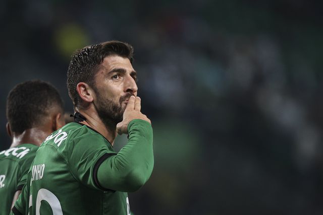 Paulinho não joga menos e até marca mais