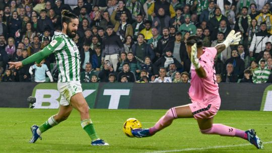 Betis derrota Las Palmas com William Carvalho no onze