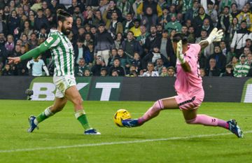 Betis derrota Las Palmas com William Carvalho no onze