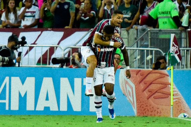Fluminense vence e condena Coritiba à Serie B, Palmeiras garante Libertadores sem jogar