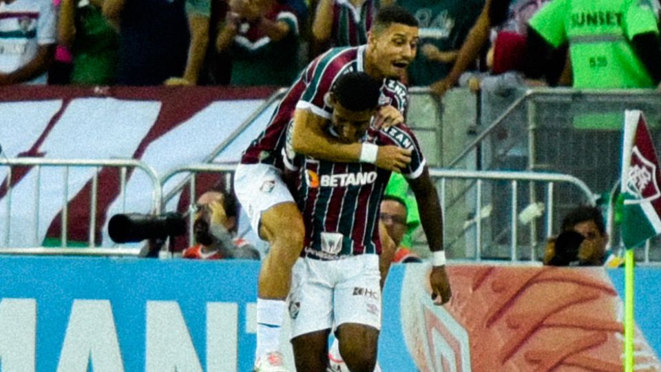 Fluminense vence e condena Coritiba à Serie B, Palmeiras garante Libertadores sem jogar