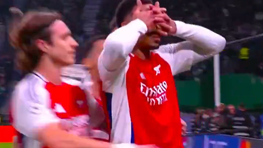 Vídeo: Gabriel Magalhães mete a máscara de Gyokeres e vão três para o Arsenal