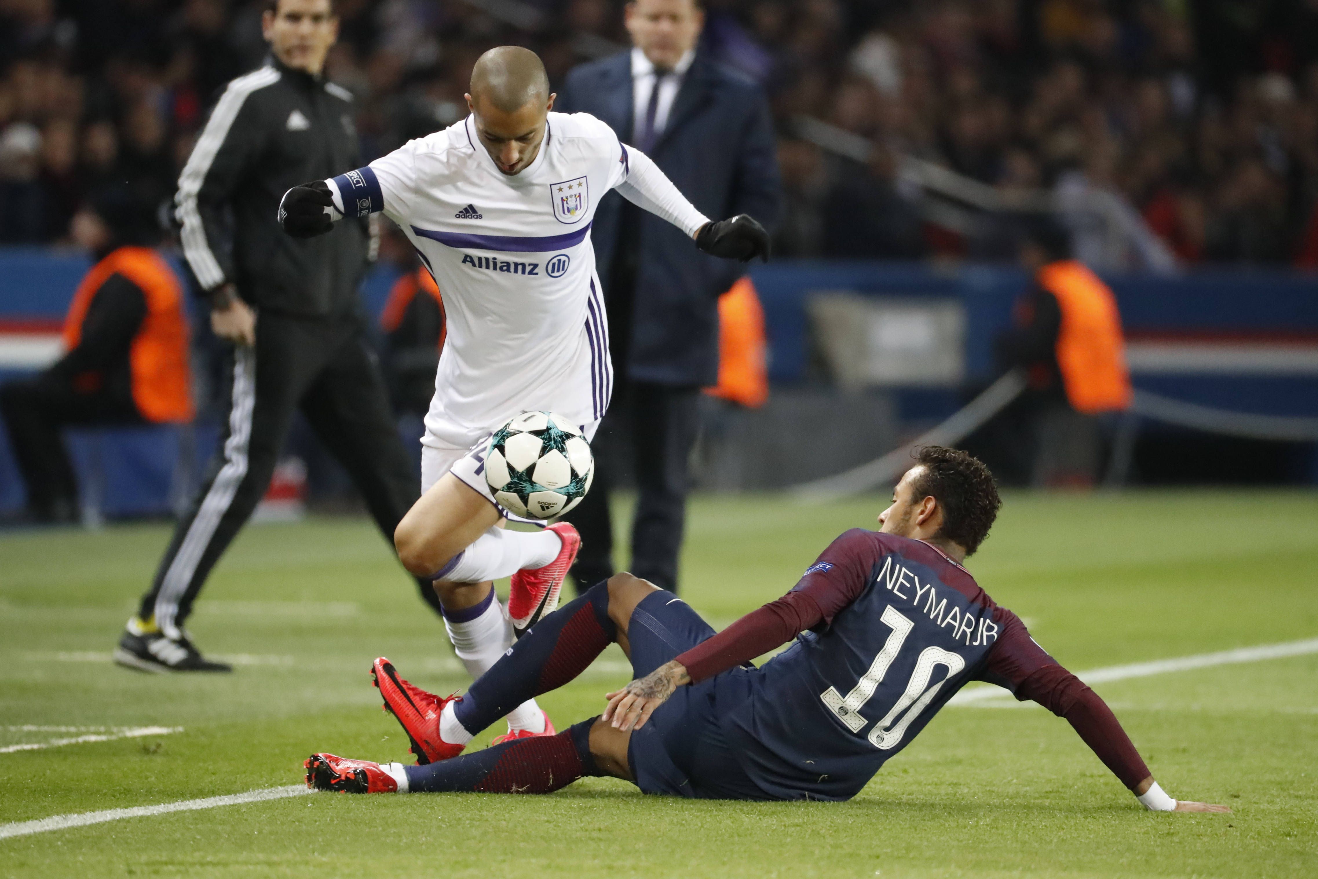 2 de novembro de 2017 - Neymar sofreu uma pancada na coxa esquerda, quando estava ao serviço do PSG