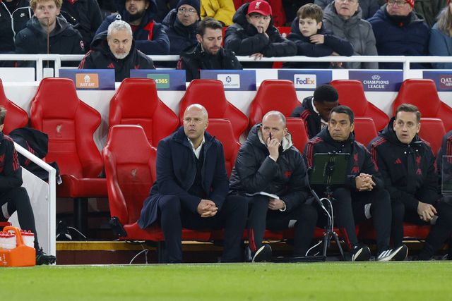 Arne Slot viveu mais uma noite para esquecer no banco do Liverpool