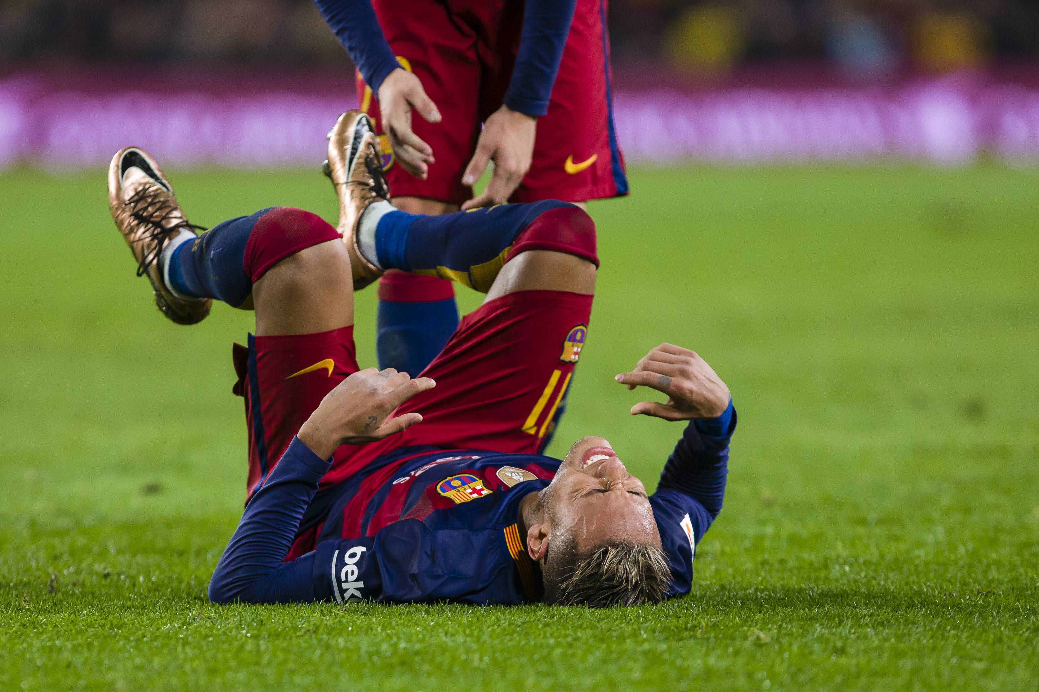 22 de janeiro de 2016 - Neymar esteve ausente duas semanas devido a problemas musculares na coxa esquerda