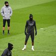 Luis Enrique observa Ousmane Dembélé no regresso aos treinos do PSG
