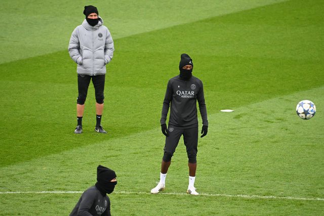 Luis Enrique observa Ousmane Dembélé no regresso aos treinos do PSG