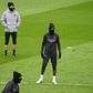 Luis Enrique observa Ousmane Dembélé no regresso aos treinos do PSG