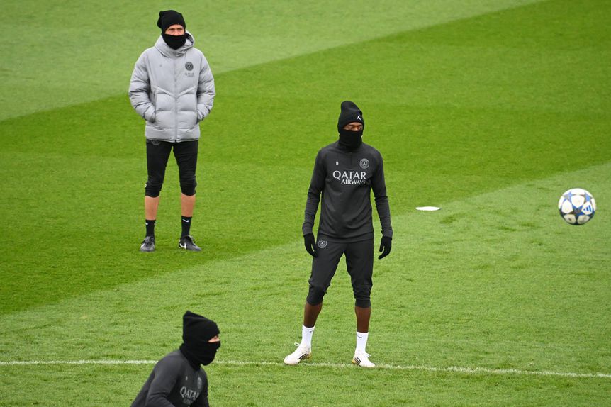 Luis Enrique observa Ousmane Dembélé no regresso aos treinos do PSG