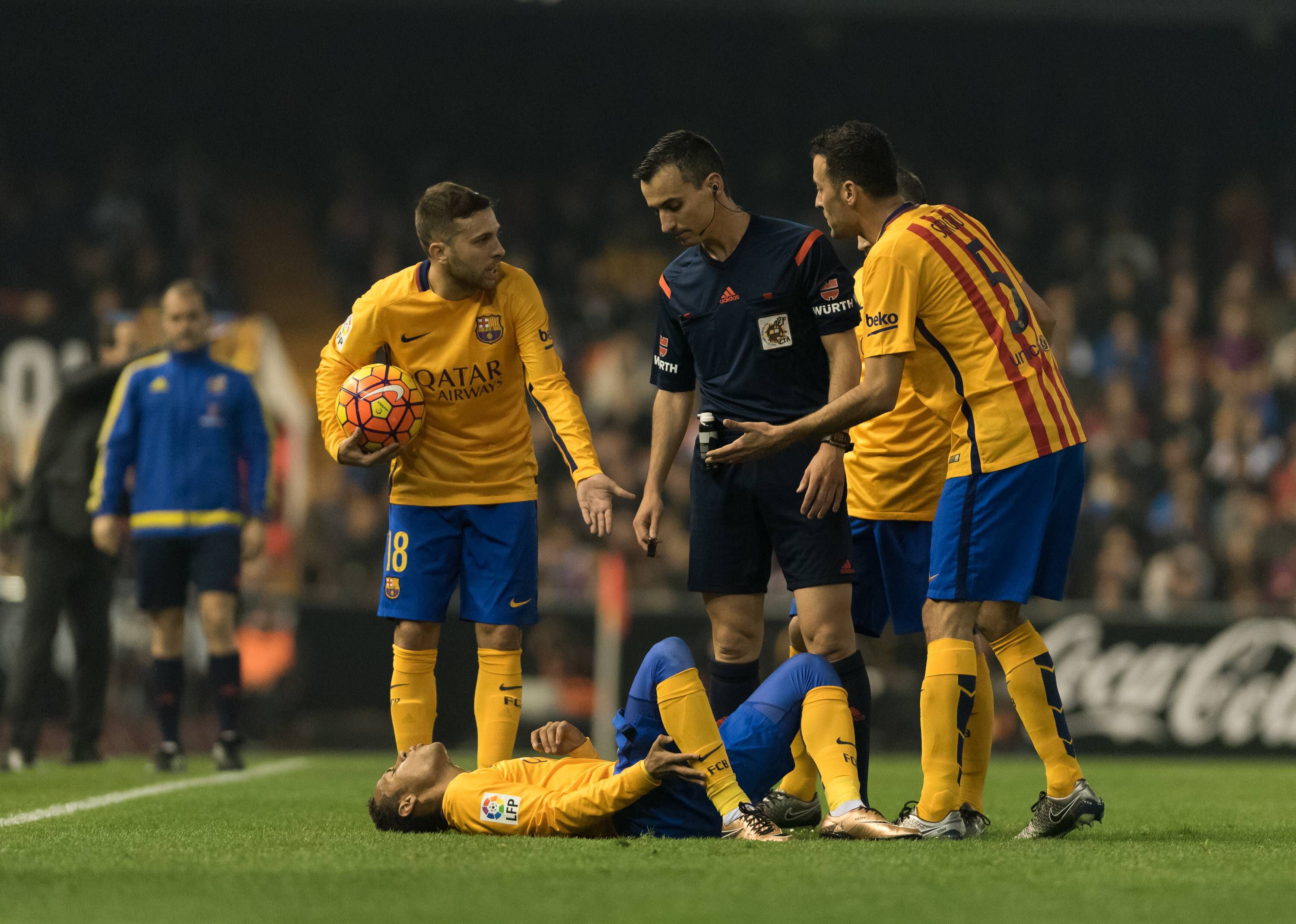 7 de dezembro de 2015 - Neymar sofreu uma rotura no tendão do adutor da coxa esquerda, quando estava ao serviço do Barcelona