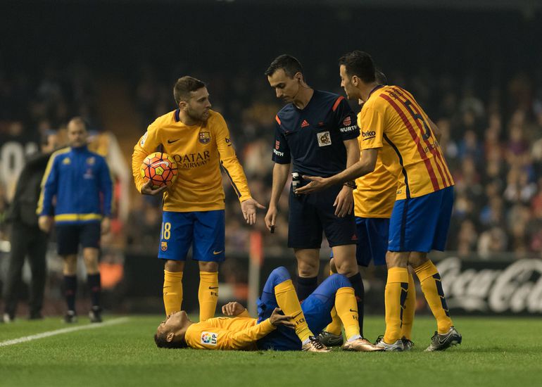 7 de dezembro de 2015 - Neymar sofreu uma rotura no tendão do adutor da coxa esquerda, quando estava ao serviço do Barcelona