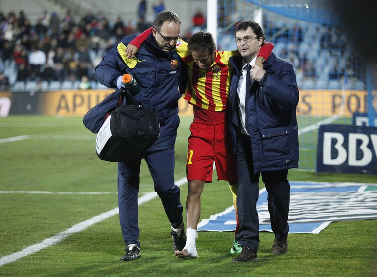 16 de janeiro de 2014 - Neymar, então jogador do Barcelona, contrai uma lesão no tornozelo direito, no duelo da Taça do Rei, frente ao Getafe