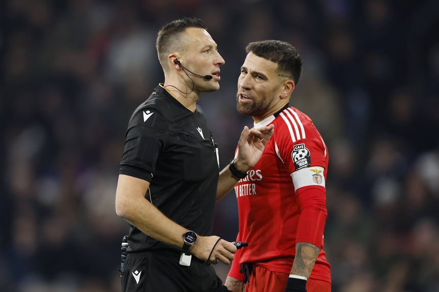 Árbitro alemão Sven Jablonski apitou o Ajax-Benfica