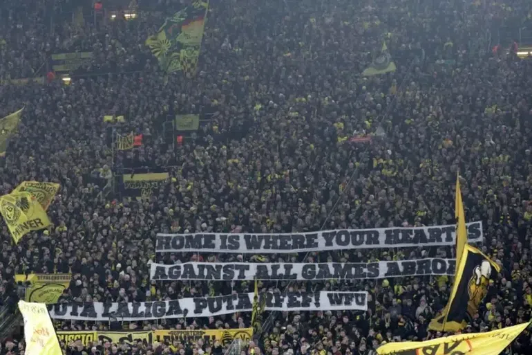 Adeptos do Borussia Dortmund em protesto contra a LaLiga - Foto: Marca EFE