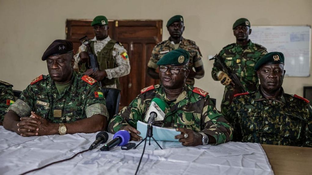 Militares que tomaram o poder na Guiné-Bissau leem comunicado ao país - Foto: EPA