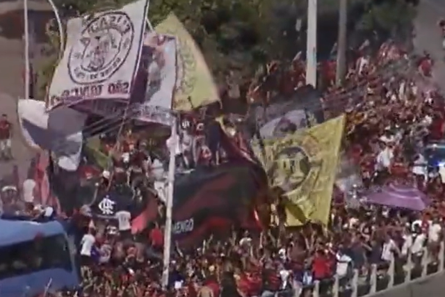 Autocarro do Flamengo tentava sair do Rio de Janeiro (D.R.)