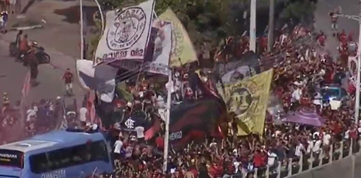 Autocarro do Flamengo tentava sair do Rio de Janeiro (D.R.)