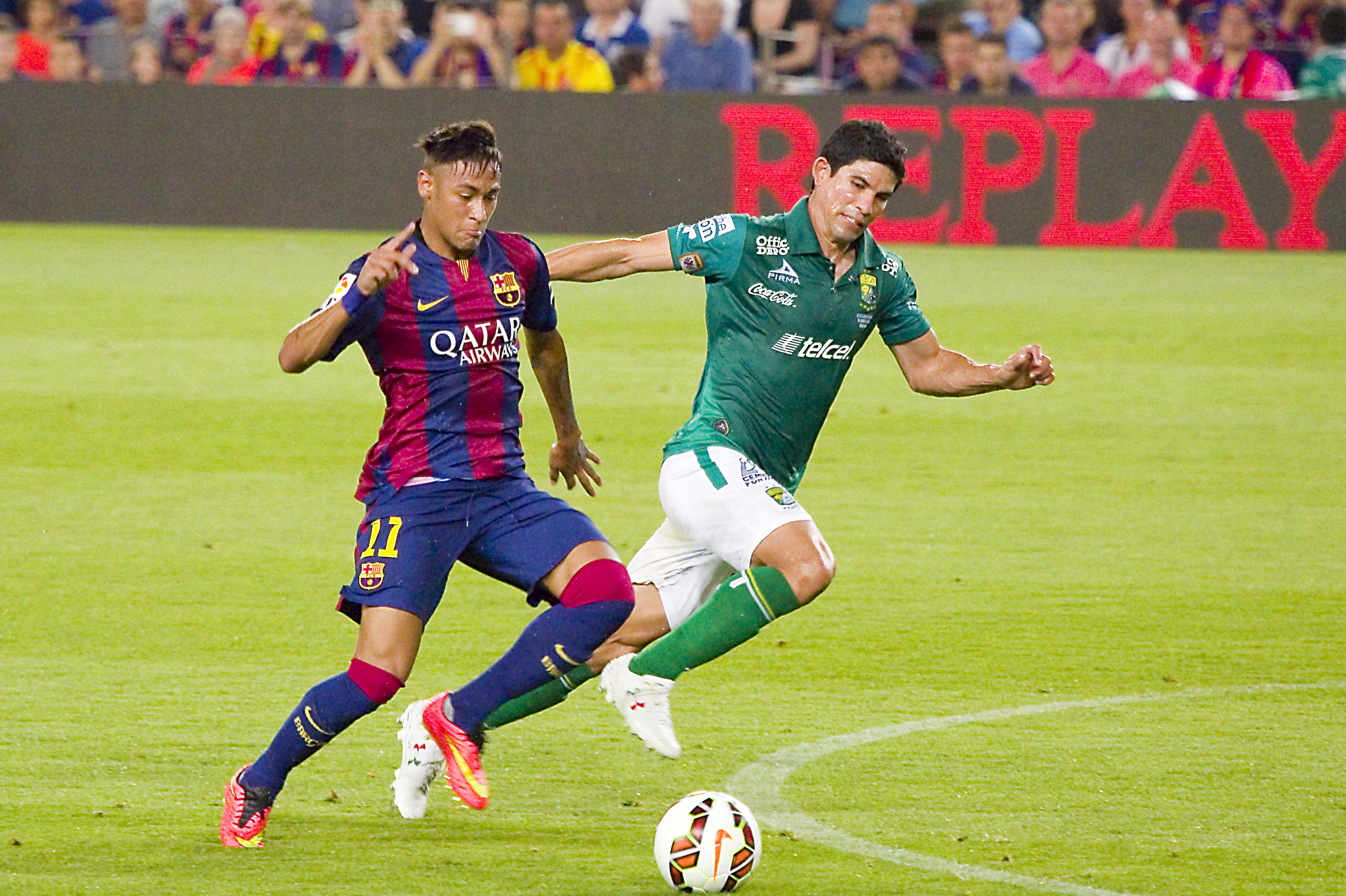 21 de agosto de 2014 - Neymar sofreu uma entorse no tornozelo esquerdo num treino do Barcelona, no dia seguinte ao encontro particular com o Léon