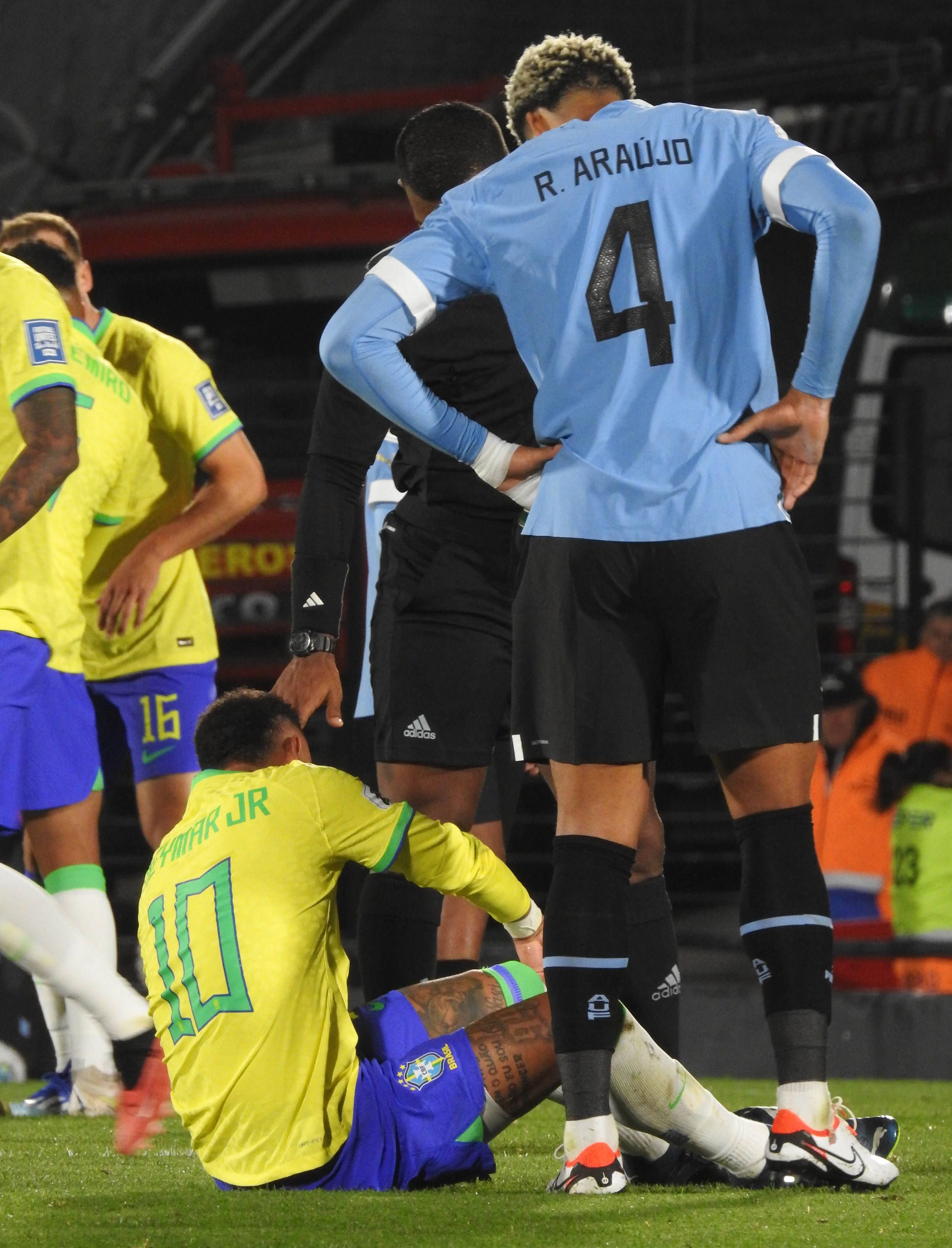 17 de outubro de 2023 - No jogo entre o Brasil e Uruguai, de qualificação sul-americana para o Mundial, Neymar rompeu o ligamento cruzado anterior e o menisco do joelho esquerdo, que o afastou vários meses