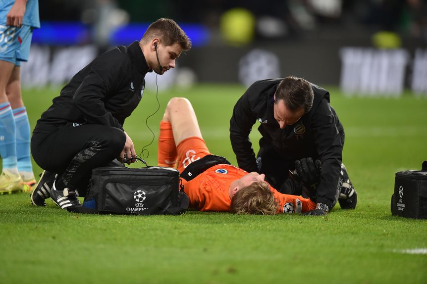 Jackers foi prontamente assistido, o árbitro deu por terminado o lance após o choque e o guardião saiu de maca - Foto: Miguel Nunes