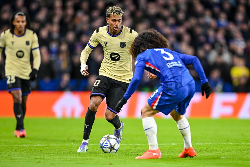 Lamine Yamal, extremo-direito do Barcelona, enfrenta Marc Cucurella, lateral-esquerdo do Chelsea