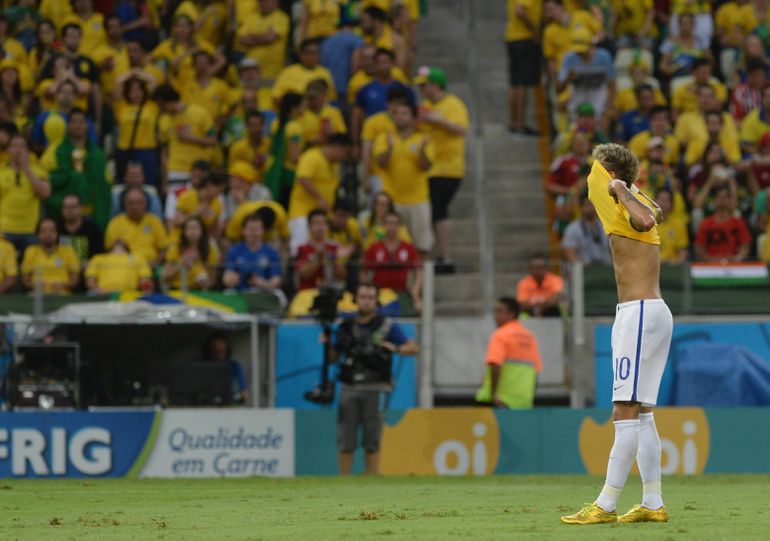 5 de julho de 2014 - Neymar, ao serviço do Brasil, sofreu uma lesão na coluna, nos quartos de final do Mundial, contra a Colômbia