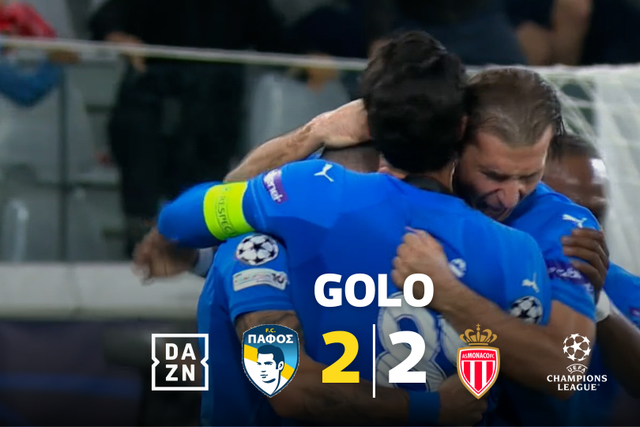 Do céu ao inferno! Salisu salva em cima da linha e no canto... faz autogolo