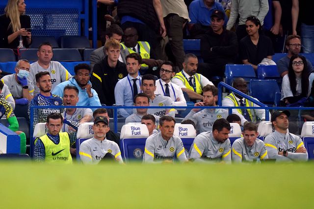 Ben Chilwell ao lado de Thomas Tuchel no banco do Chelsea