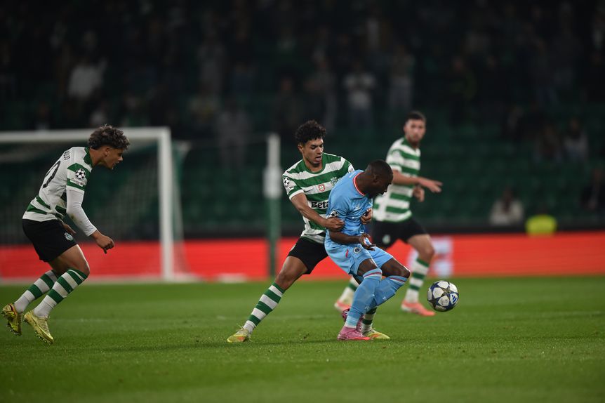 João Simões em luta no meio-campo com Carlos Forbs no jogo frente ao Club Brugge - Foto: Miguel Nunes