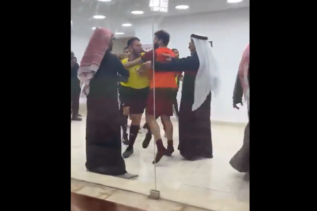 VÍDEO: Árbitro no Kuwait é confrontado por jogadores e responde com violência