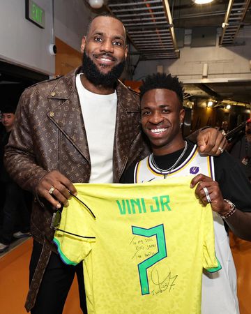 Vini Jr. deu camisola ao seu ídolo da NBA (vídeo)
