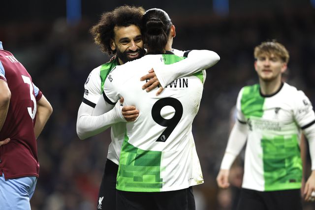 Darwin marca pelo Liverpool em Burnley (vídeo)