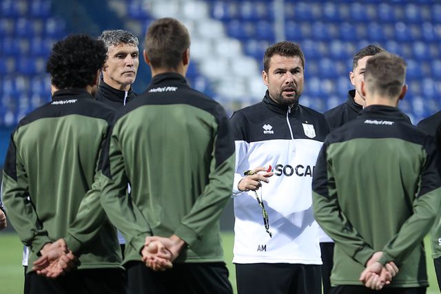 Mutu despedido do Neftci Baku durante o funeral da mãe