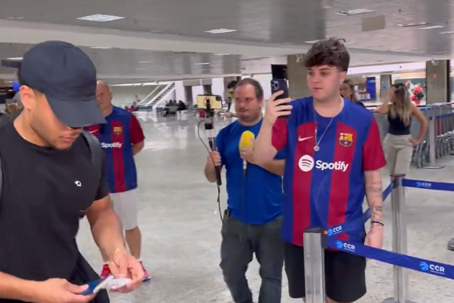 VÍDEO: Vítor Roque a caminho de Barcelona para reforçar plantel de Xavi