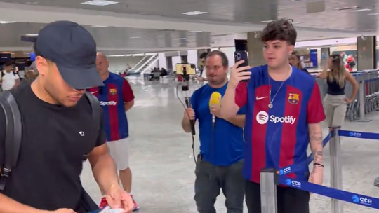 VÍDEO: Vítor Roque a caminho de Barcelona para reforçar plantel de Xavi