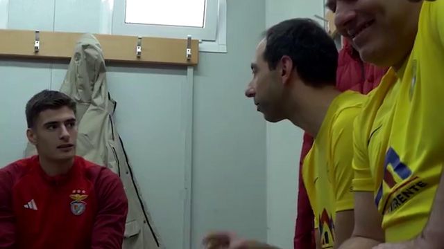 António Silva e João Neves jogaram futebol de olhos vendados