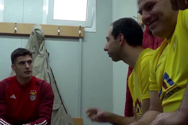 António Silva e João Neves jogaram futebol de olhos vendados