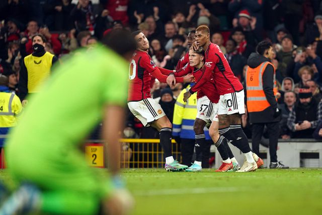 Manchester United sofre, mas derrota Aston Villa