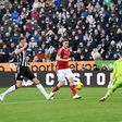 NES derrota Newcastle graças a ‘hat-trick’ de Chris Wood contra ex-equipa