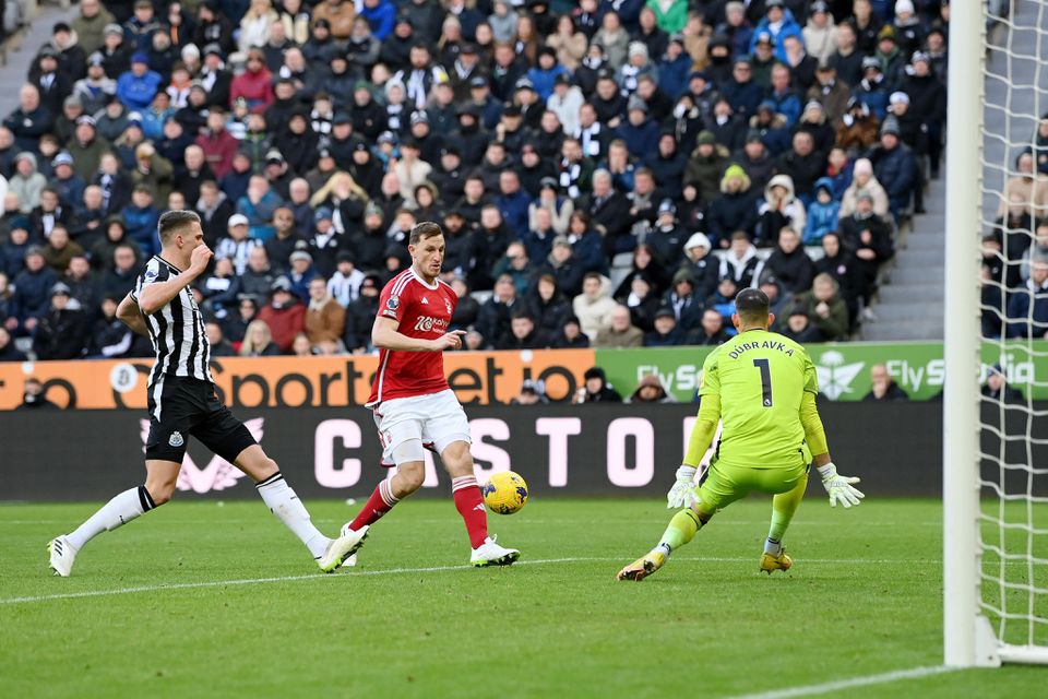 NES derrota Newcastle graças a ‘hat-trick’ de Chris Wood contra ex-equipa