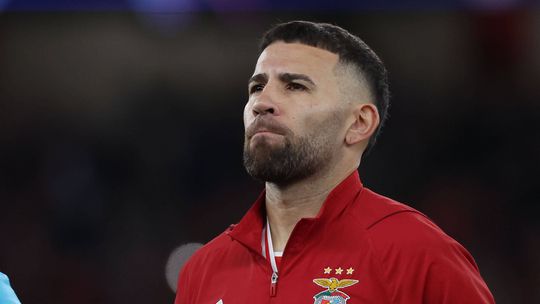 Otamendi na Argentina com novo visual