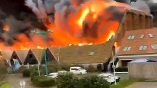 Incêndio deixou pavilhão de clube francês em ruínas